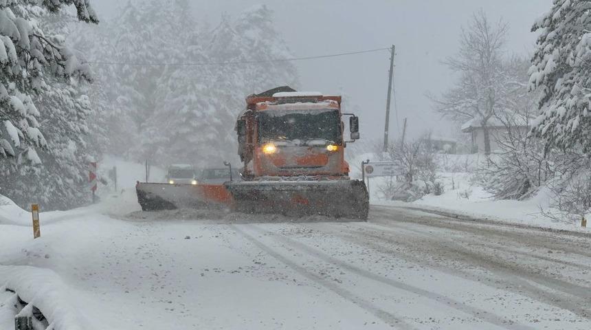 Ahmetusta ge&ccedil;idi&rsquo;nde kar mesaisi: Ekipler seferber oldu