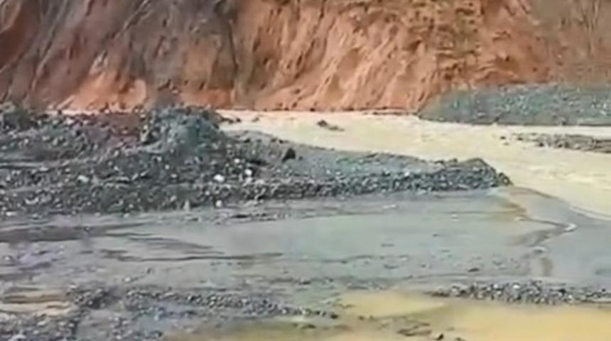 Heyelan nedeniyle a&ccedil;ılan alternatif yol sular altında kaldı