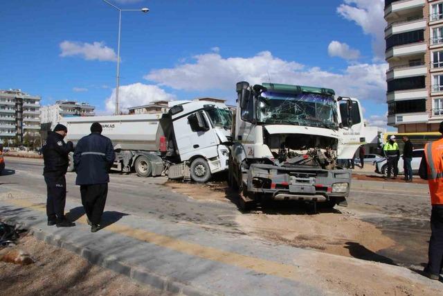 Hafriyat kamyonları &ccedil;arpıştı: 1 yaralı 2