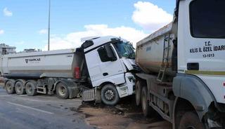 Hafriyat kamyonları &ccedil;arpıştı: 1 yaralı