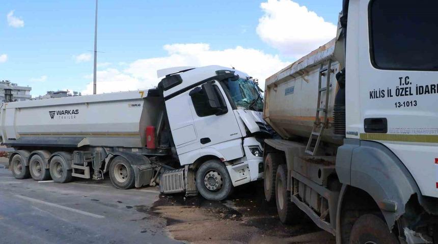 Hafriyat kamyonları &ccedil;arpıştı: 1 yaralı