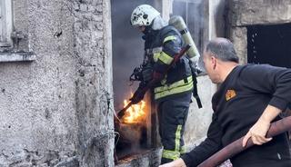 Apartmanın k&ouml;m&uuml;rl&uuml;ğ&uuml;ndeki yangın paniğe neden oldu