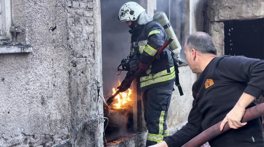 Apartmanın k&ouml;m&uuml;rl&uuml;ğ&uuml;ndeki yangın paniğe neden oldu