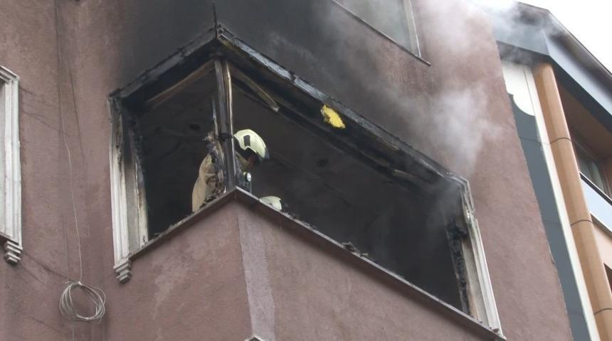 Esenler'de 4 katlı binada yangın paniği: K&uuml;le d&ouml;nenen daire kullanılamaz hale geldi