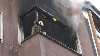 Esenler'de 4 katlı binada yangın paniği: Küle dönenen daire kullanılamaz hale geldi