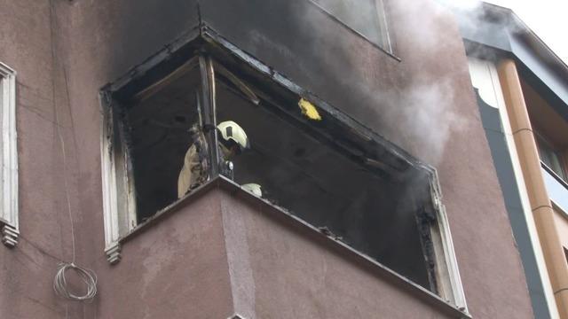 Esenler'de 4 katlı binada yangın paniği: Küle dönenen daire kullanılamaz hale geldi