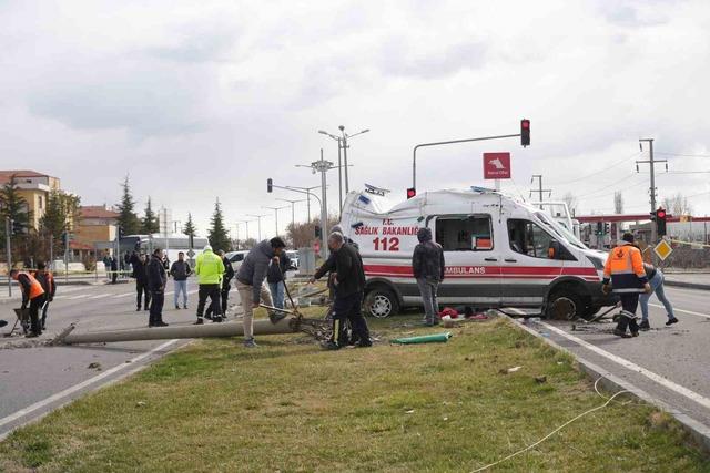 Ambulansla hafif ticari araç çarpıştı: 3 sağlık görevlisi yaralandı 6