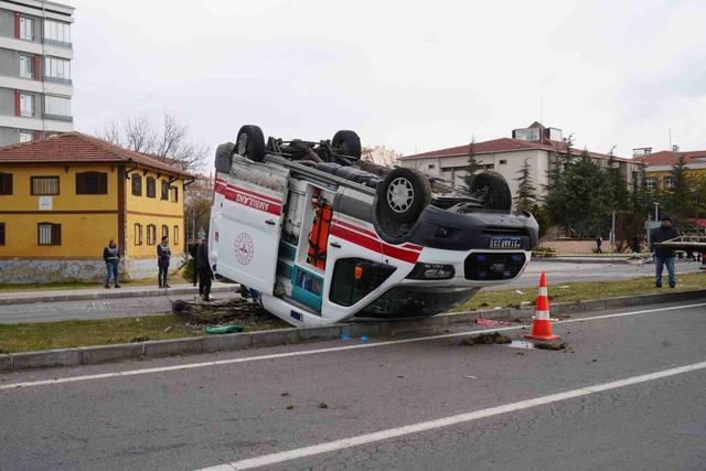 Ambulansla hafif ticari araç çarpıştı: 3 sağlık görevlisi yaralandı 2