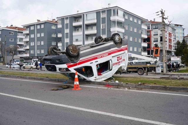 Ambulansla hafif ticari araç çarpıştı: 3 sağlık görevlisi yaralandı 1