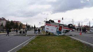 Ambulansla hafif ticari araç çarpıştı: 3 sağlık görevlisi yaralandı