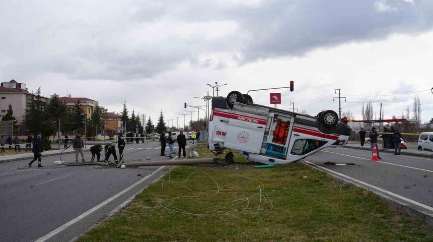 Ambulansla hafif ticari ara&ccedil; &ccedil;arpıştı: 3 sağlık g&ouml;revlisi yaralandı