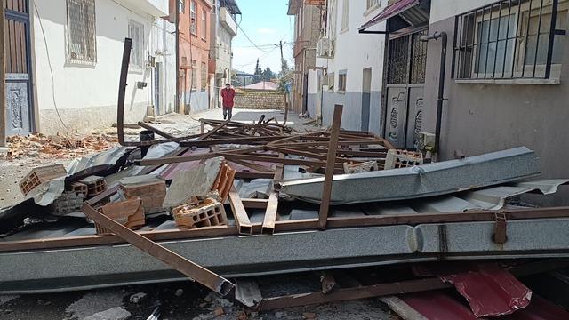 Kahramanmaraş&rsquo;ta fırtına &ccedil;atıları u&ccedil;urdu 3