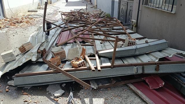 Kahramanmaraş&rsquo;ta fırtına &ccedil;atıları u&ccedil;urdu 2