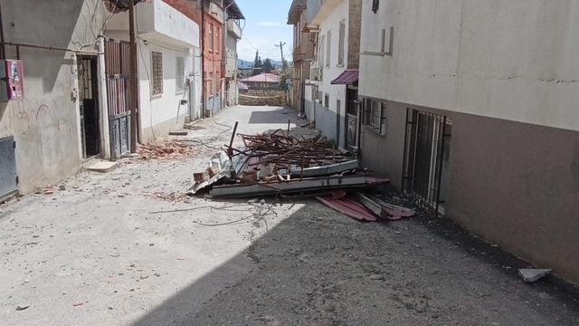 Kahramanmaraş&rsquo;ta fırtına &ccedil;atıları u&ccedil;urdu 1