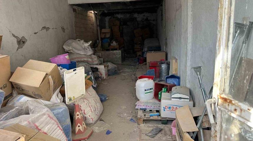 Temizlik deposundan binlerce malzeme &ccedil;alındı