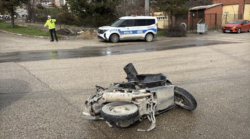 Karab&uuml;k'te motosiklet ile minib&uuml;s &ccedil;arpıştı: Motosiklet s&uuml;r&uuml;c&uuml;s&uuml; hayatını kaybetti
