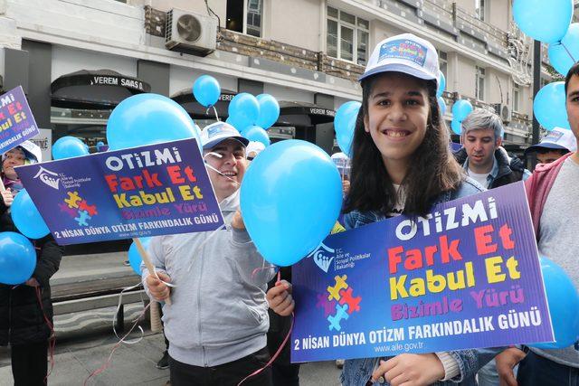 Otizm farkındalığı için gökyüzüne mavi balon bıraktılar