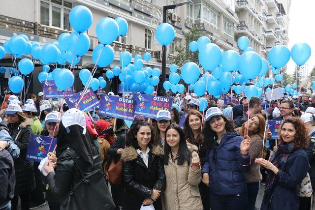 Otizm farkındalığı için gökyüzüne mavi balon bıraktılar