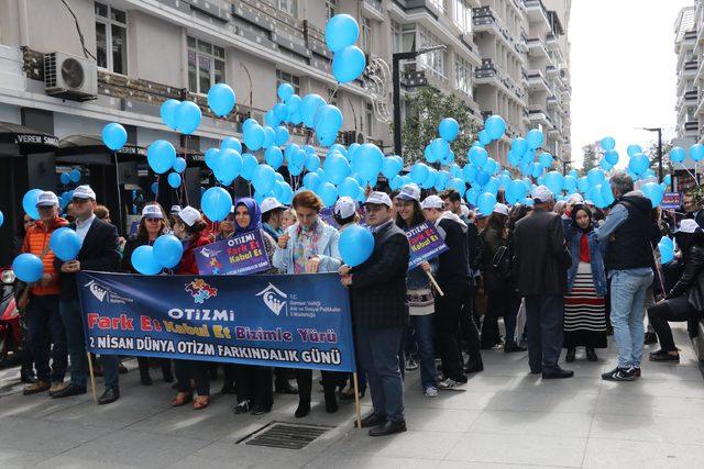 Otizm farkındalığı için gökyüzüne mavi balon bıraktılar