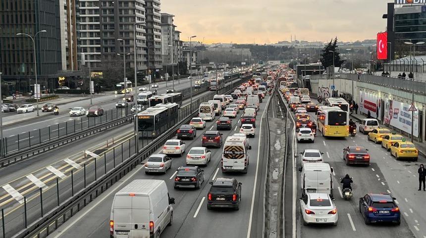 İstanbul&rsquo;da iftar &ouml;ncesi trafik yoğunluğu y&uuml;zde 87&rsquo;e &ccedil;ıktı