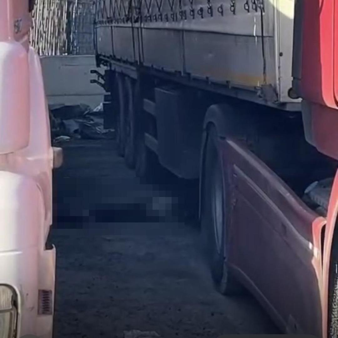 İzmir de geri manevra yapan tırın altında kalan şof&ouml;r hayatını kaybetti 1