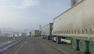 Sivas&rsquo;ta tipi ulaşımı aksattı, tır kuyrukları oluştu