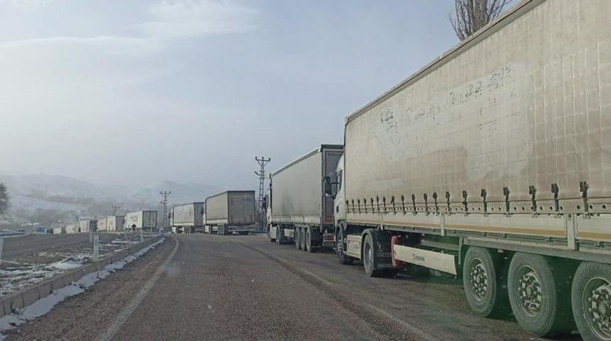 Sivas&rsquo;ta tipi ulaşımı aksattı, kilometrelerce tır kuyrukları oluştu