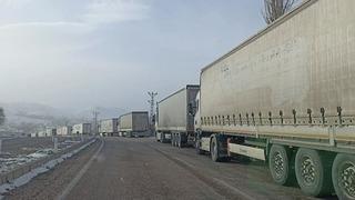 Sivas’ta tipi ulaşımı aksattı, kilometrelerce tır kuyrukları oluştu