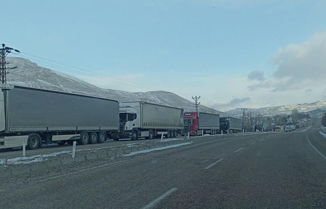Sivas&rsquo;ta tipi ulaşımı aksattı, kilometrelerce tır kuyrukları oluştu 1