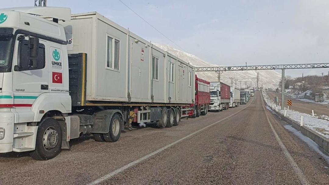 Sivas&rsquo;ta tipi ulaşımı aksattı, kilometrelerce tır kuyrukları oluştu 2