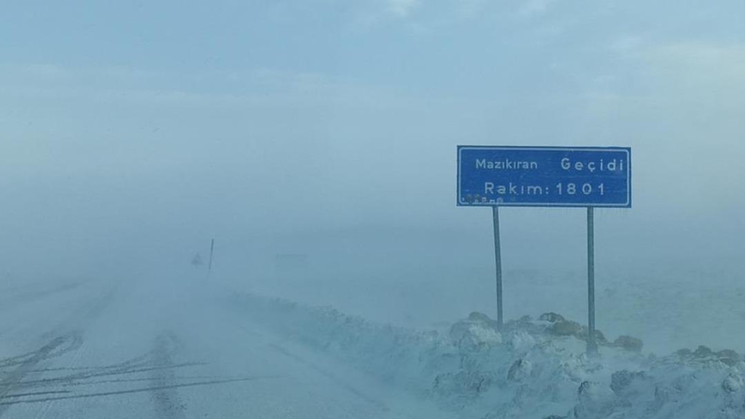 Sivas&rsquo;ta tipi ulaşımı aksattı, kilometrelerce tır kuyrukları oluştu 3