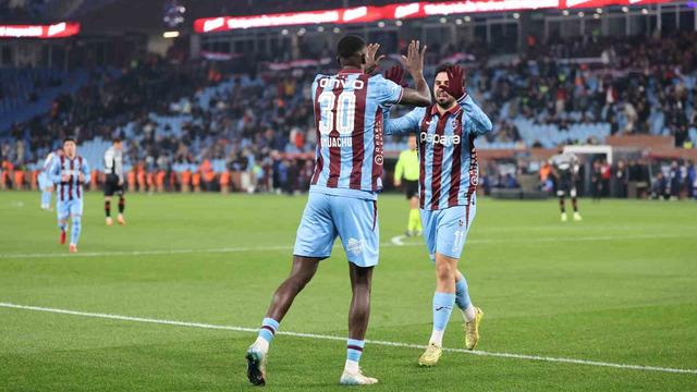 Trabzonspor iç sahada Fatih Karagümrük'ü 3-1 ile geçerek zirve yarışını sürdürdü