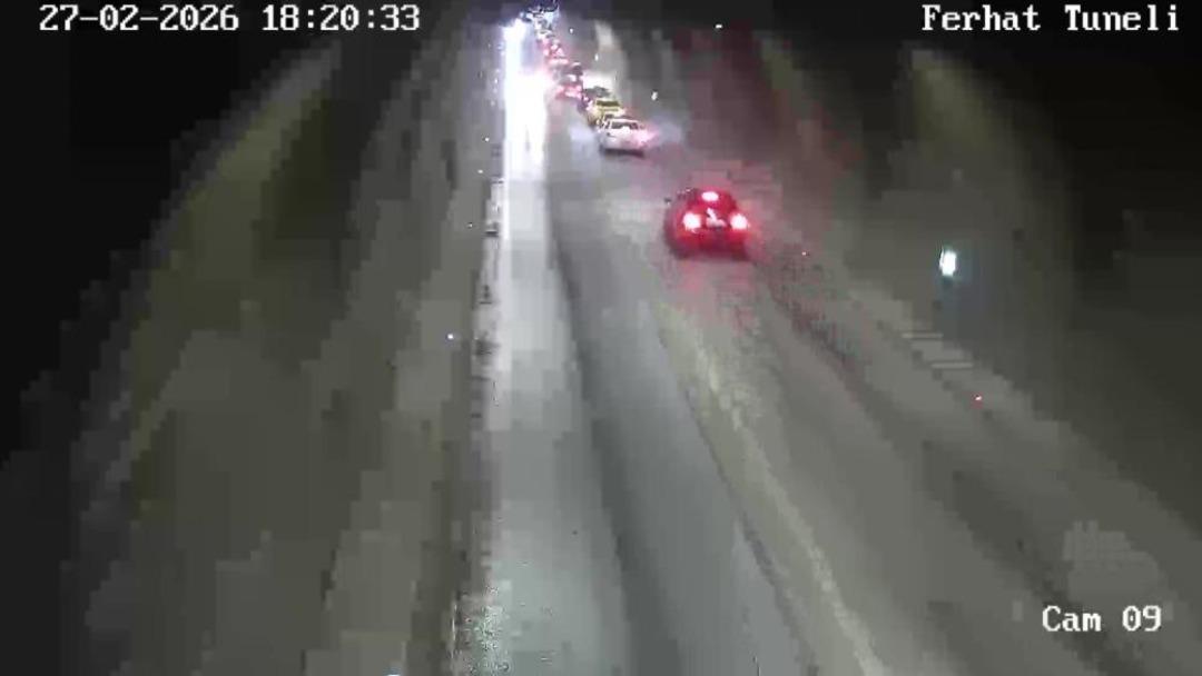 T&uuml;nelde otomobiller kafa kafaya &ccedil;arpıştı, 1 kişi yaralandı: Feci kaza kamerada 1