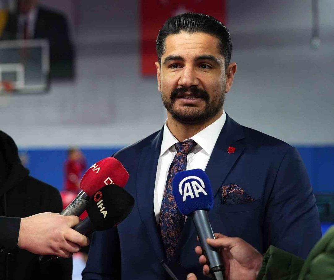 Mesut Özil’den Güreş Milli Takımı’na ziyaret 1