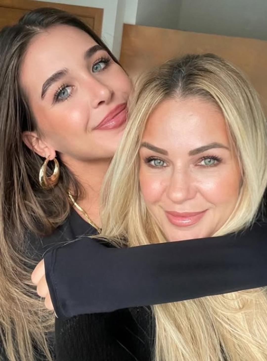 Emre Kınay ve Emine Ün ün kızı Duru güzelliğiyle mest etti! Annesinin kopyası 2