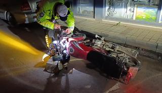 Polisin 'dur' ihtarına uymayan ehliyetsiz s&uuml;r&uuml;c&uuml;ye 303 bin lira ceza