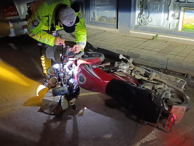 Polisin 'dur' ihtarına uymayan ehliyetsiz s&uuml;r&uuml;c&uuml;ye 303 bin lira ceza