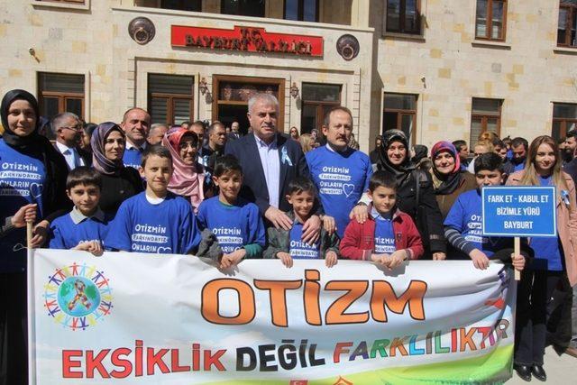 Otizme farkındalık için yürüdüler