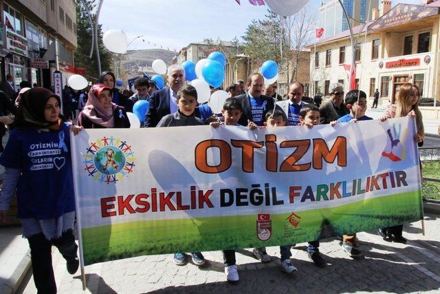 Otizme farkındalık için yürüdüler