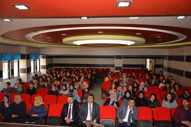 Suşehri’nde ’Rol Modellerimiz’ adlı konferans