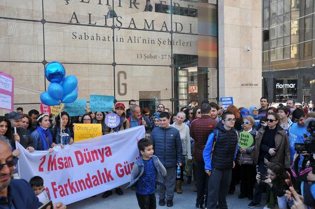 Otizme dikkat çekmek için yürüdüler