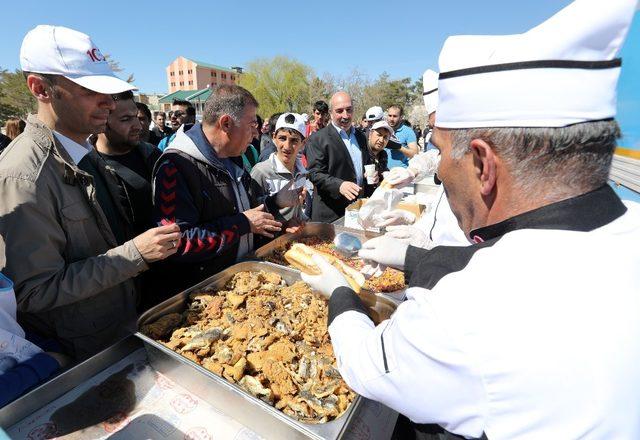 Van büyükşehir belediyesinden balık ve ayran aşı ikramı