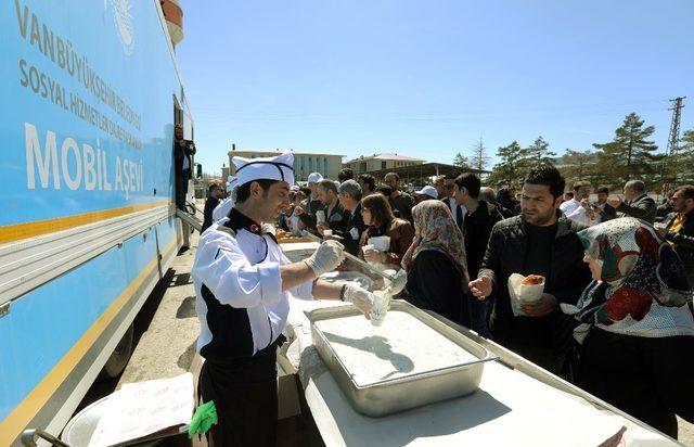 Van büyükşehir belediyesinden balık ve ayran aşı ikramı