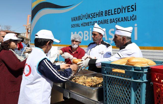 Van büyükşehir belediyesinden balık ve ayran aşı ikramı