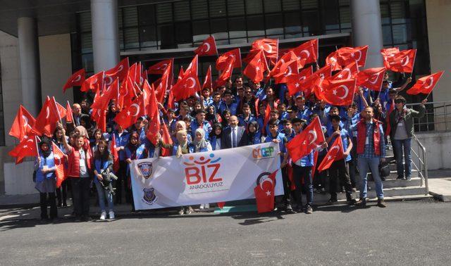 Bitlis'ten 100 öğrenci, gezi için İstanbul ve Çanakkale'ye gitti