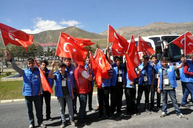 Bitlis'ten 100 öğrenci, gezi için İstanbul ve Çanakkale'ye gitti
