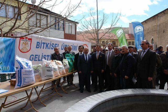 Gürün’de nohut ve yem bitkisi tohumu dağıtıldı