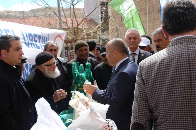 Gürün’de nohut ve yem bitkisi tohumu dağıtıldı