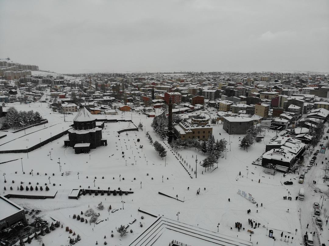 Kars da yarım asırlık kar rekoru: Eskimo evleri yaptılar! 2