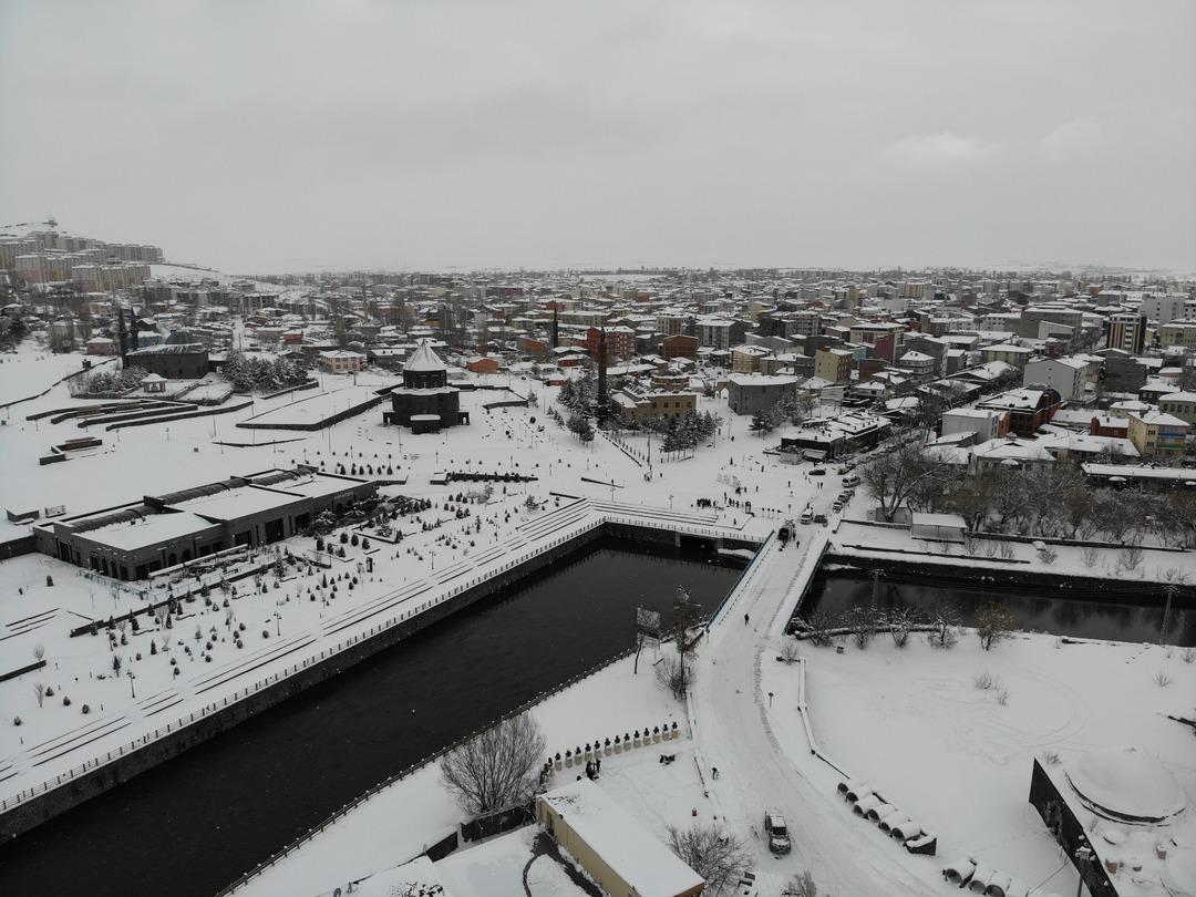 Kars da yarım asırlık kar rekoru: Eskimo evleri yaptılar! 3